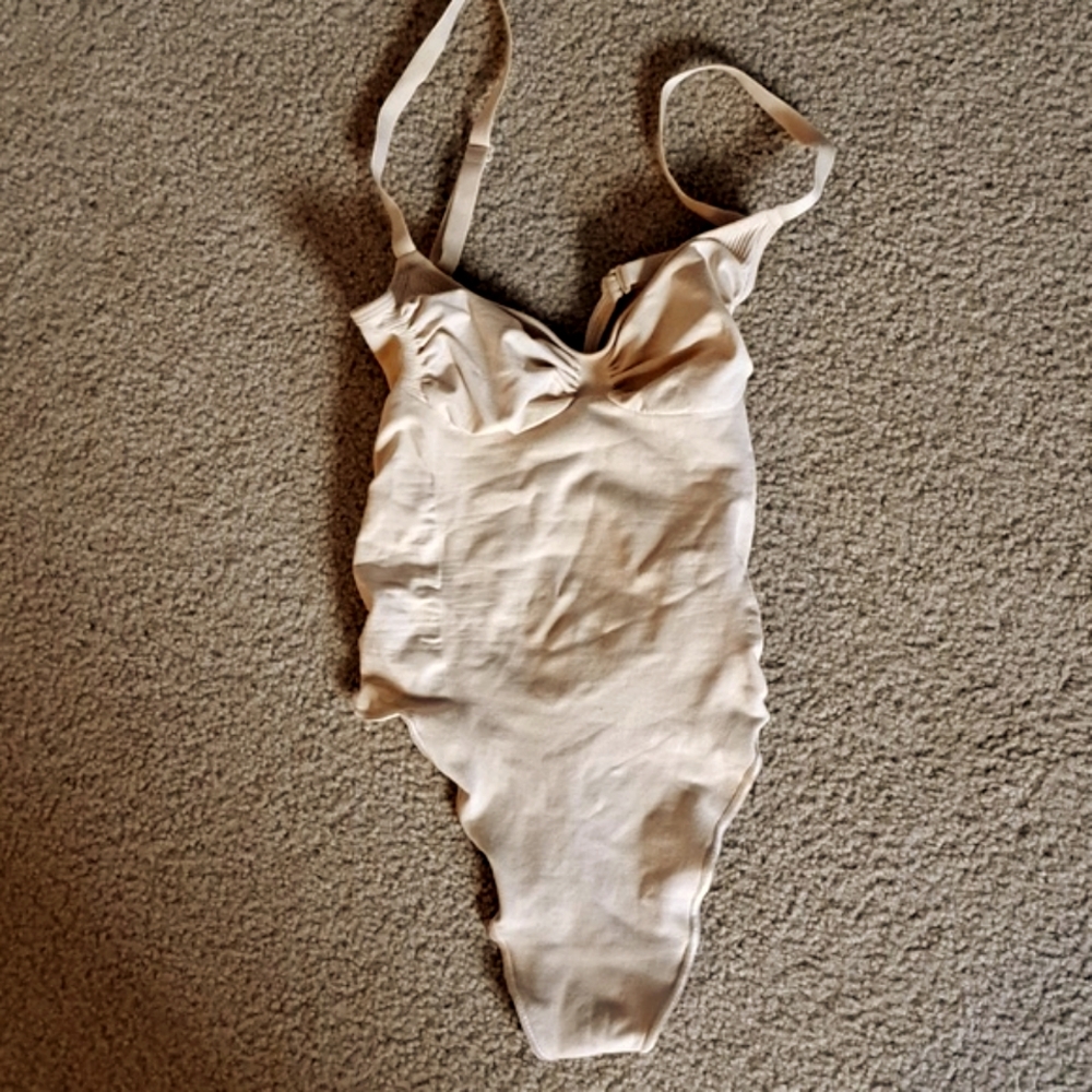 MEDIUM     SKIMS SEAMLESS SCULPTING THONG BODYSUIT - Picture 4 of 8